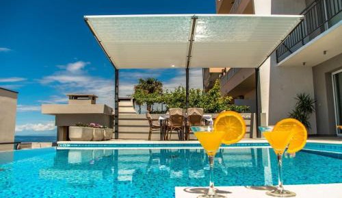 Apartment with Pool View 