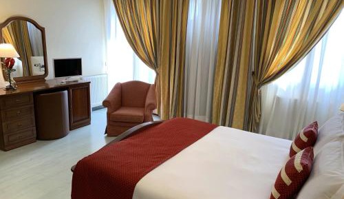 Deluxe Room (2 Adults + 1 Child)