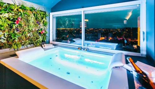 Emeraude Suite - Private Hot Tub