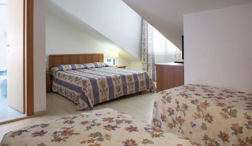 Family Room (2 Adults + 2 Children)