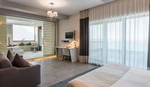 Wellness Suite with Spa Bath and Lake View 