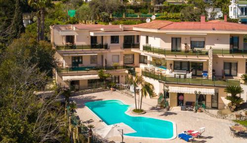 Apartment with Pool View 