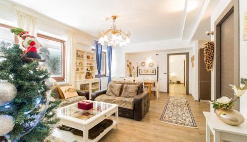 Apartment with Mountain View