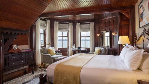 Deluxe King Suite