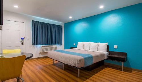 Deluxe King Room - Non-Smoking