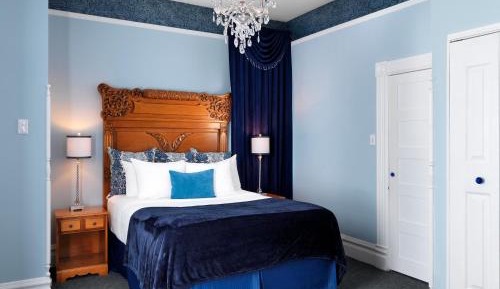 One-Bedroom Queen Suite