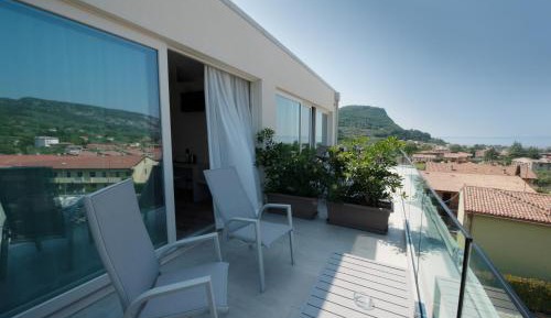 Junior Suite Deluxe Triple with Lake View 