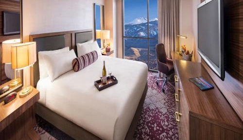 LUXURY ROOM 1 KING NON-SMOKING