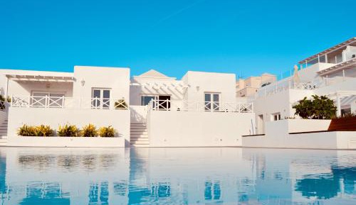 Apartment with Pool View 