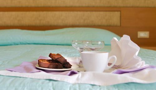 One-Bedroom Apartment with Side Sea View