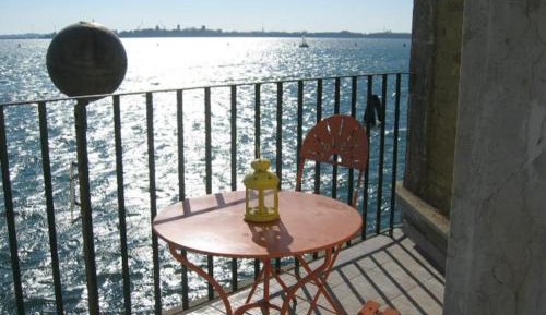 Apartment with Balcony and Sea View