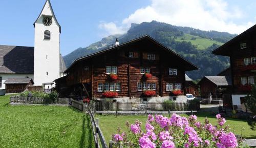 Apartment with Mountain View