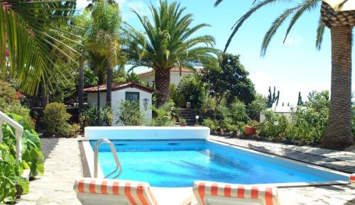 Apartment with Pool View 