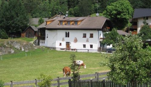 Large One-Bedroom Apartment with Balcony
