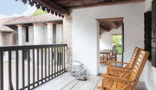 Apartment with Mountain View