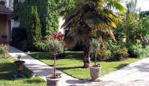 Deluxe Room (2 Adults + 1 Child)