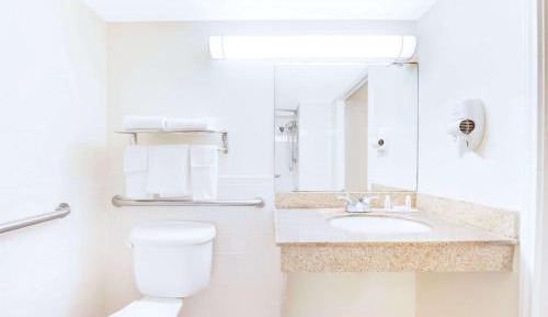 King Room with Bath Tub - Mobility/Hearing Accessible - Non-Smoking