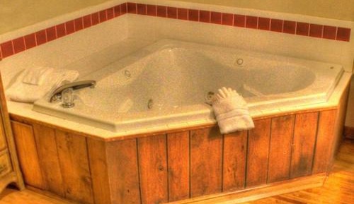 Queen Suite with Spa Bath