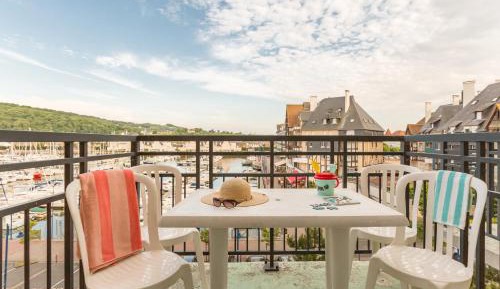 One-Bedroom Duplex Apartment with Sleeping Alcove and Balcony (6 People) - Port View