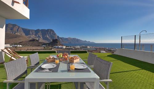 Three-Bedroom House with Ocean View