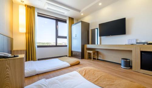 Korean-Style Superior Deluxe Double or Twin Room 