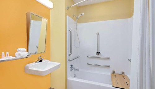 DeluxeQueen Suite - Disability Access - Non-Smoking