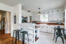Grapevine House | Katie's Woods Lake Cottage