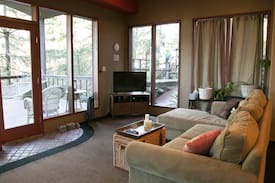 Southeast Eugene Apartment | Treehouse Library Guest Suite