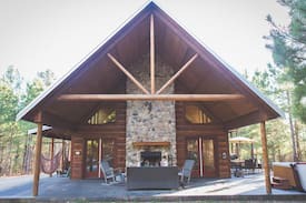 Broken Bow Cabin | Wanderlust is a beautifully decorated, fully equipped luxury cabin tucked away on two wooded acres.