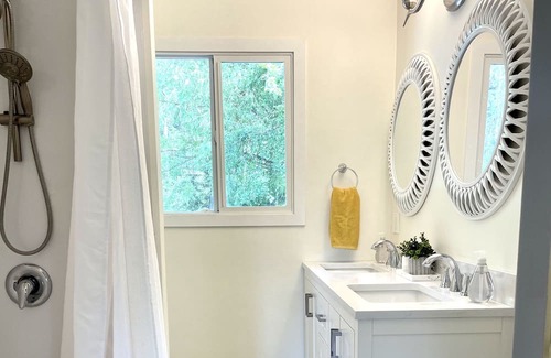 Prince George House | King Beds on In-Town Greenbelt!