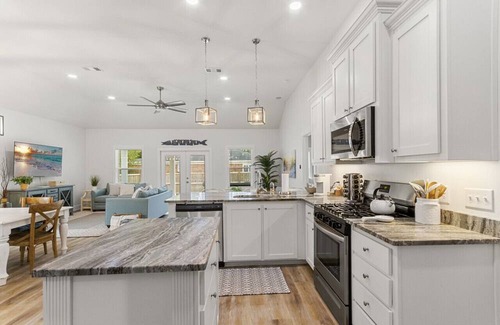 Bay Point Vista Cottage | Blue Ono Cottage w Hot Tub Near the Beach, 3 bedrms, 2 bathrms, Parking On Site