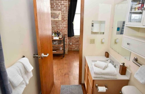 Downtown Kansas City Apartment | ★ THE PAD ★ KING BED ★