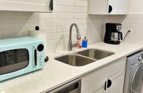 Clarksville Condo | Instagrammable Condo Walkable to All in Austin!