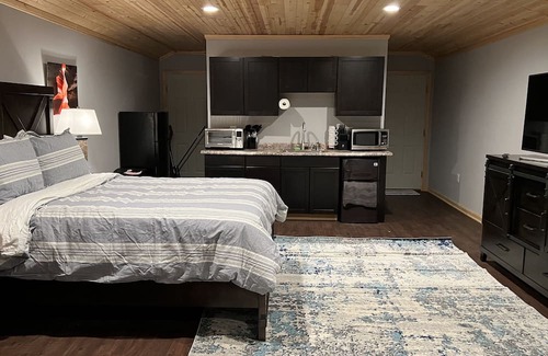 Georgetown Apartment | Pet Friendly Rustic Loft Close to Golf & Beaches