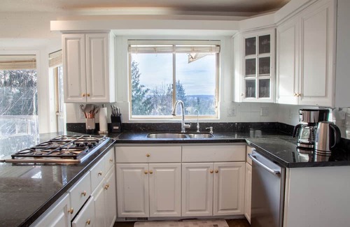 Upper Ten Oaks House | Sleep 50. Central. City view