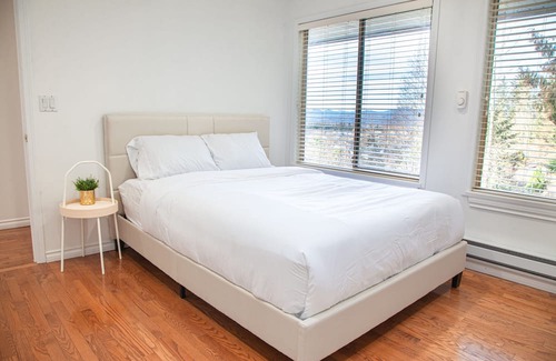 Upper Ten Oaks House | Sleep 50. Central. City view