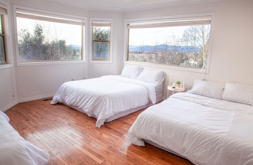 Upper Ten Oaks House | Sleep 50. Central. City view