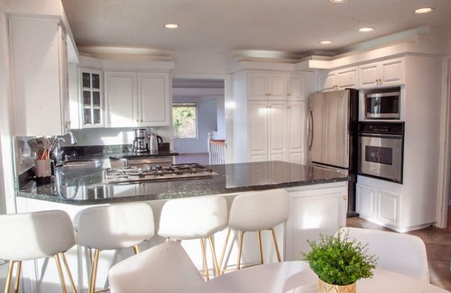 Upper Ten Oaks House | Sleep 50. Central. City view