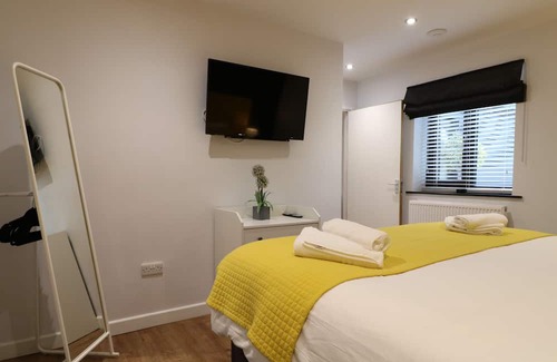 Ellastone Cottage | Contemporary cottage for four & private hot tub. Derbyshire Dales/Peak District.