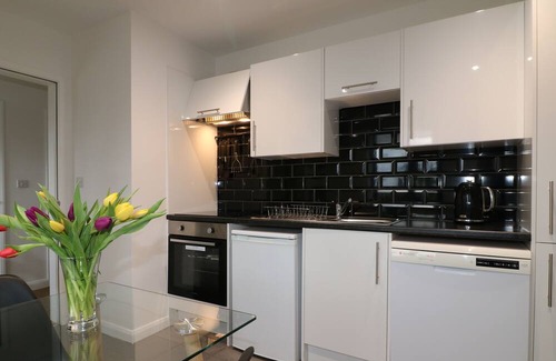 Ellastone Cottage | Contemporary cottage for four & private hot tub. Derbyshire Dales/Peak District.