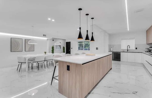 Brickell House | Villa Nouveau Le Blanc luxury 5BD 5BA Jacuzzi