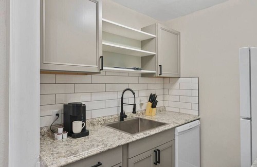 Cherry Creek Apartment | Contemporary Cherry Creek Apt w/1 Queen