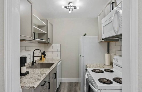 Cherry Creek Apartment | Contemporary Cherry Creek Apt w/1 Queen