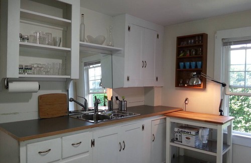 Newport East Cottage | You will love this cozy beach cottage ..... 5 minute walk to the beach !!