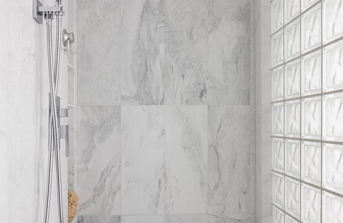 Airport Area Condo | ELEGANT PRESTINE New Remodel. Ideal for one Adult