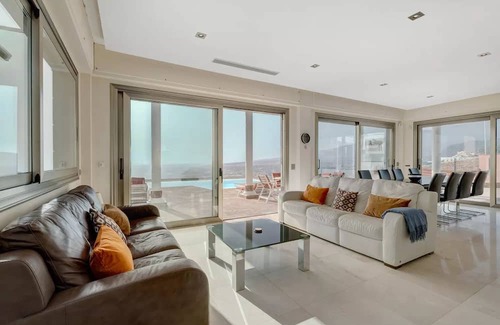 San Eugenio Villa | Stunning Modern Villa, heated Infinity Pool, Lift, GYM, Sauna, Jacuzzi & air con