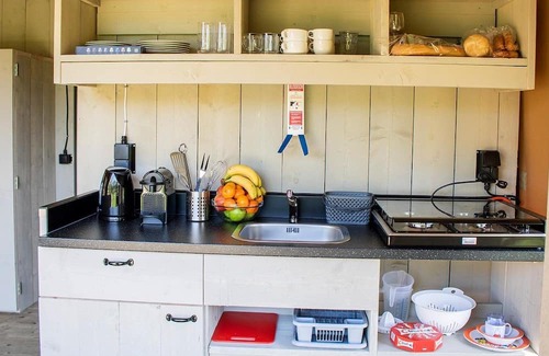 Poilly-lez-Gien Ski Chalet | Luxe Sanitary XL 6 pers Villatent at 5-Star Camping Les Bois du Bardelet