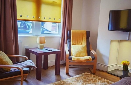 Gedling House | Convenient 2 bedroom house free Parking wifi