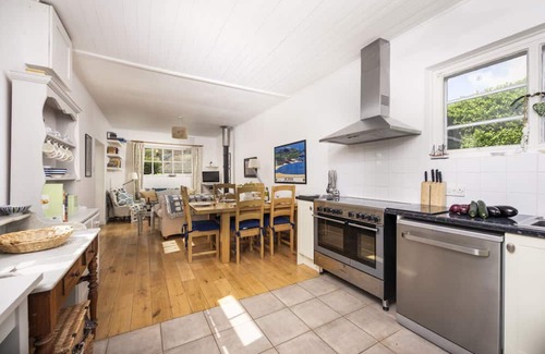 Mousehole Cottage | Attractive Comfortable Cottage Sleeps 4 Paking Garden Wifi Pet friendly
