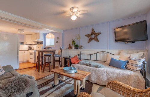 Gibsons House | The Suite at Little House in the Harbour, Gibsons BC